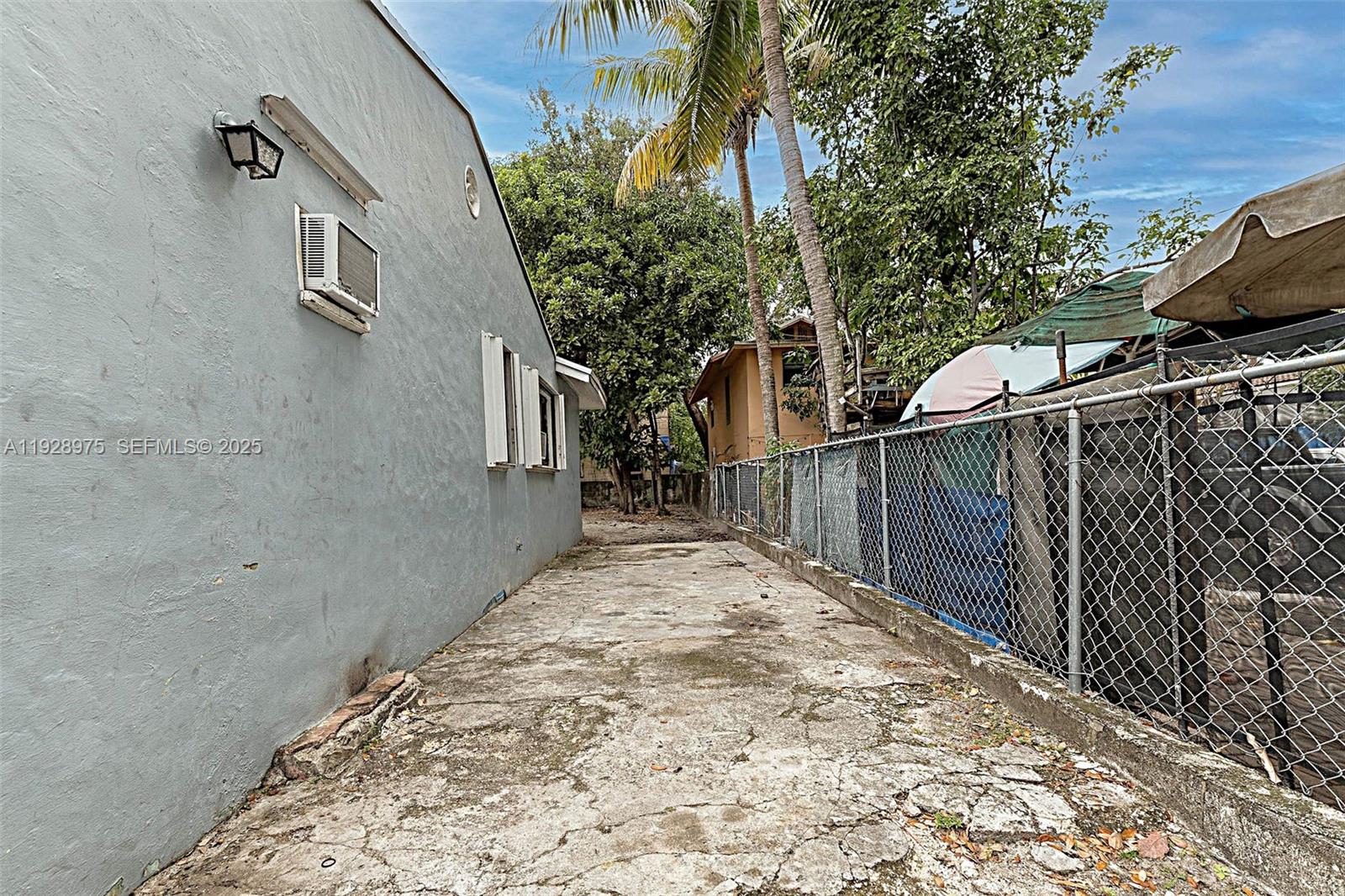 DIXIE HIGHWAY TRACK - Residential Lease