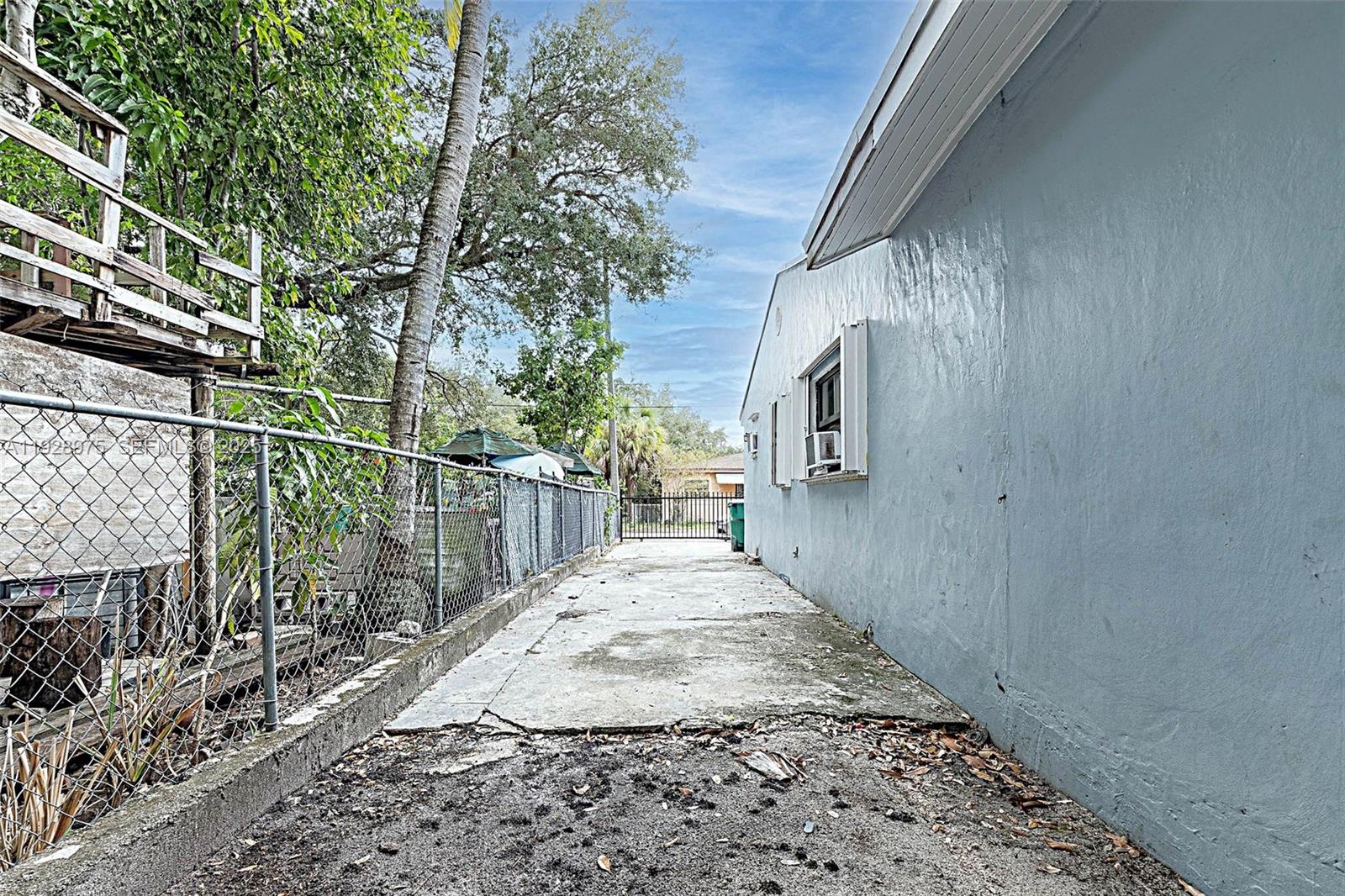 DIXIE HIGHWAY TRACK - Residential Lease