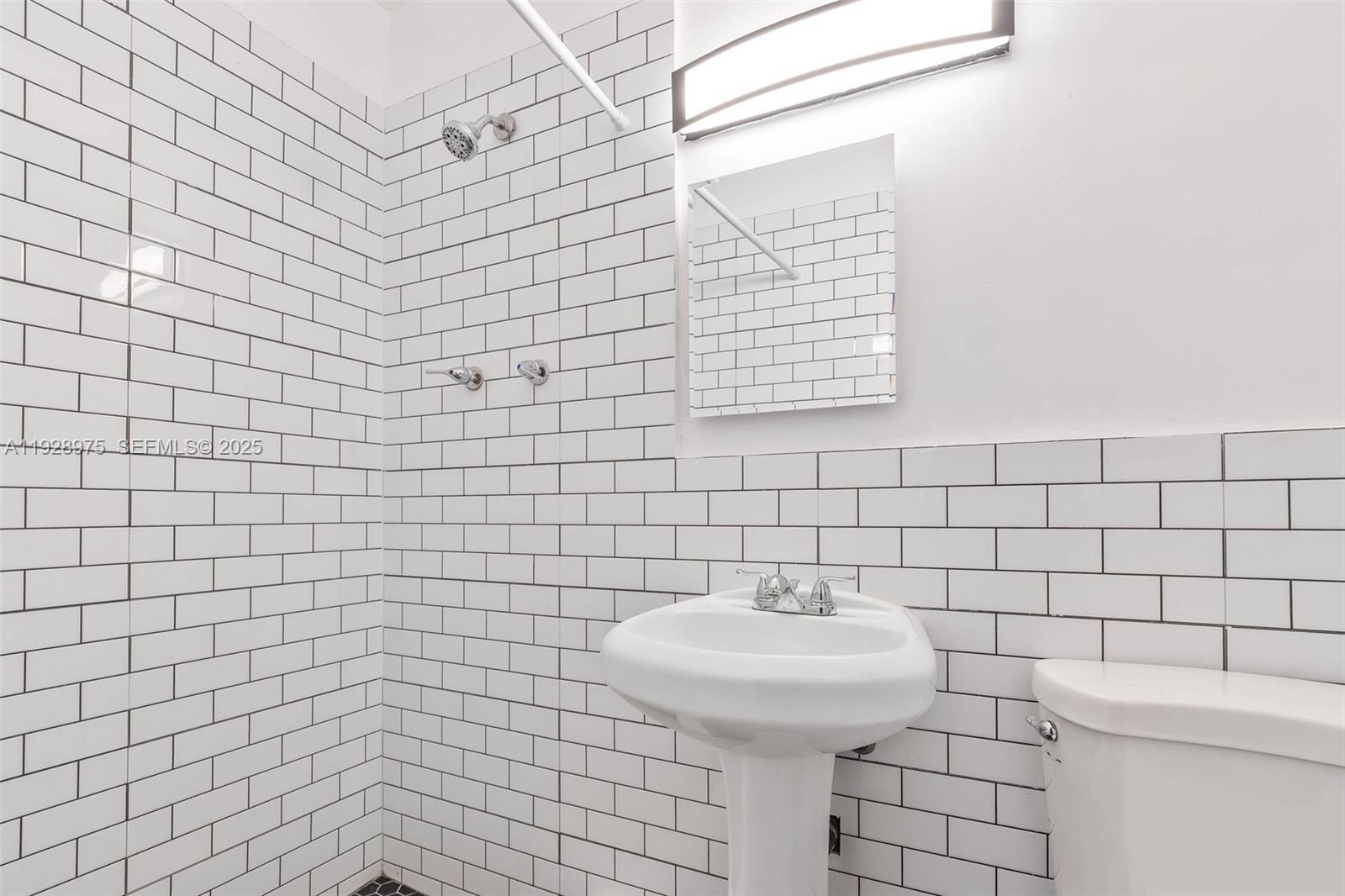 DIXIE HIGHWAY TRACK - Residential Lease