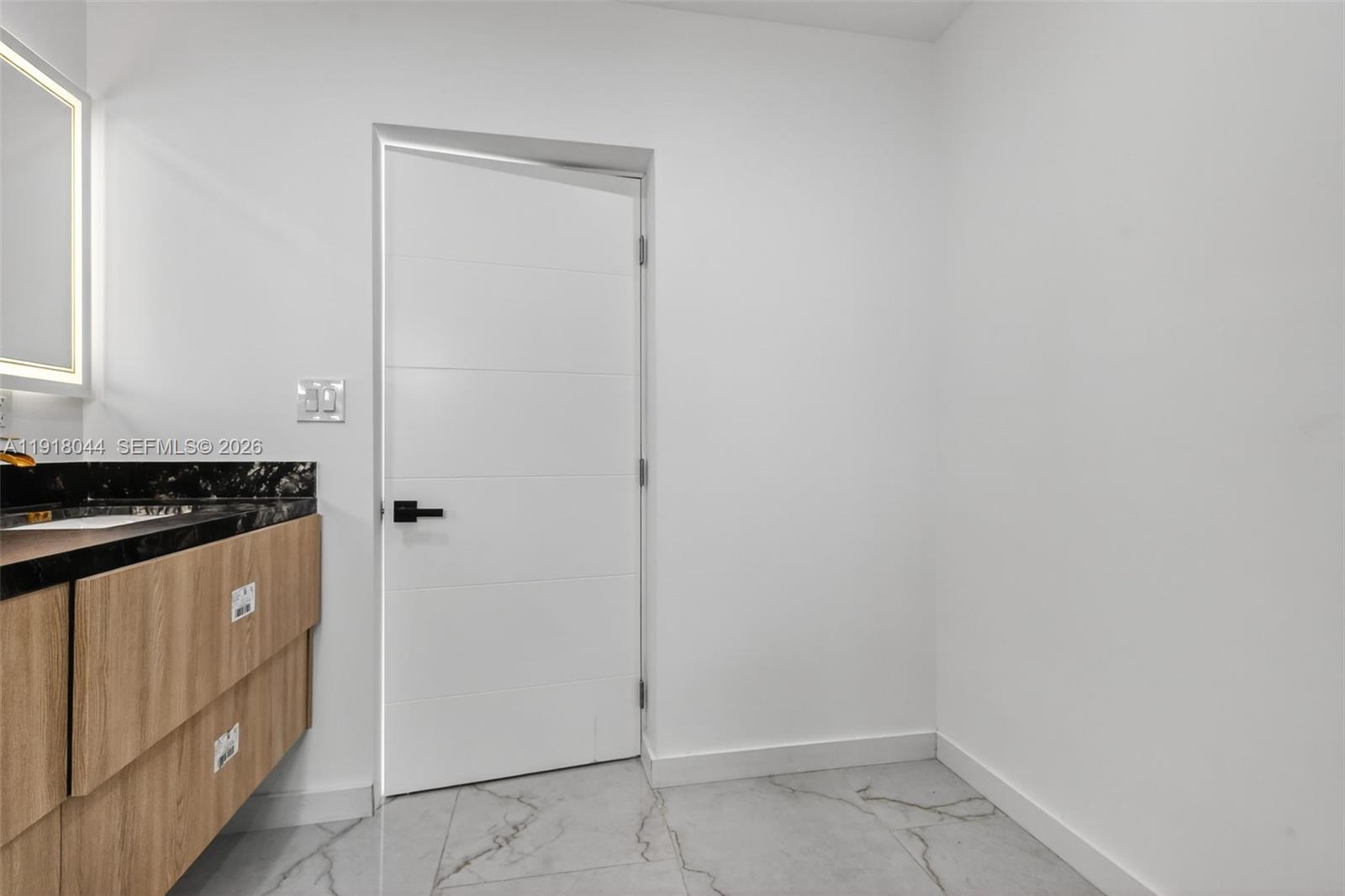 HOLLYWOOD HILLS - Residential