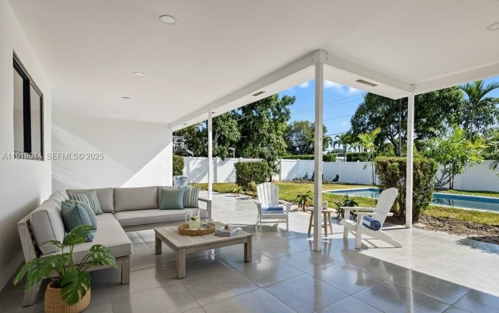 HOLLYWOOD HILLS - Residential