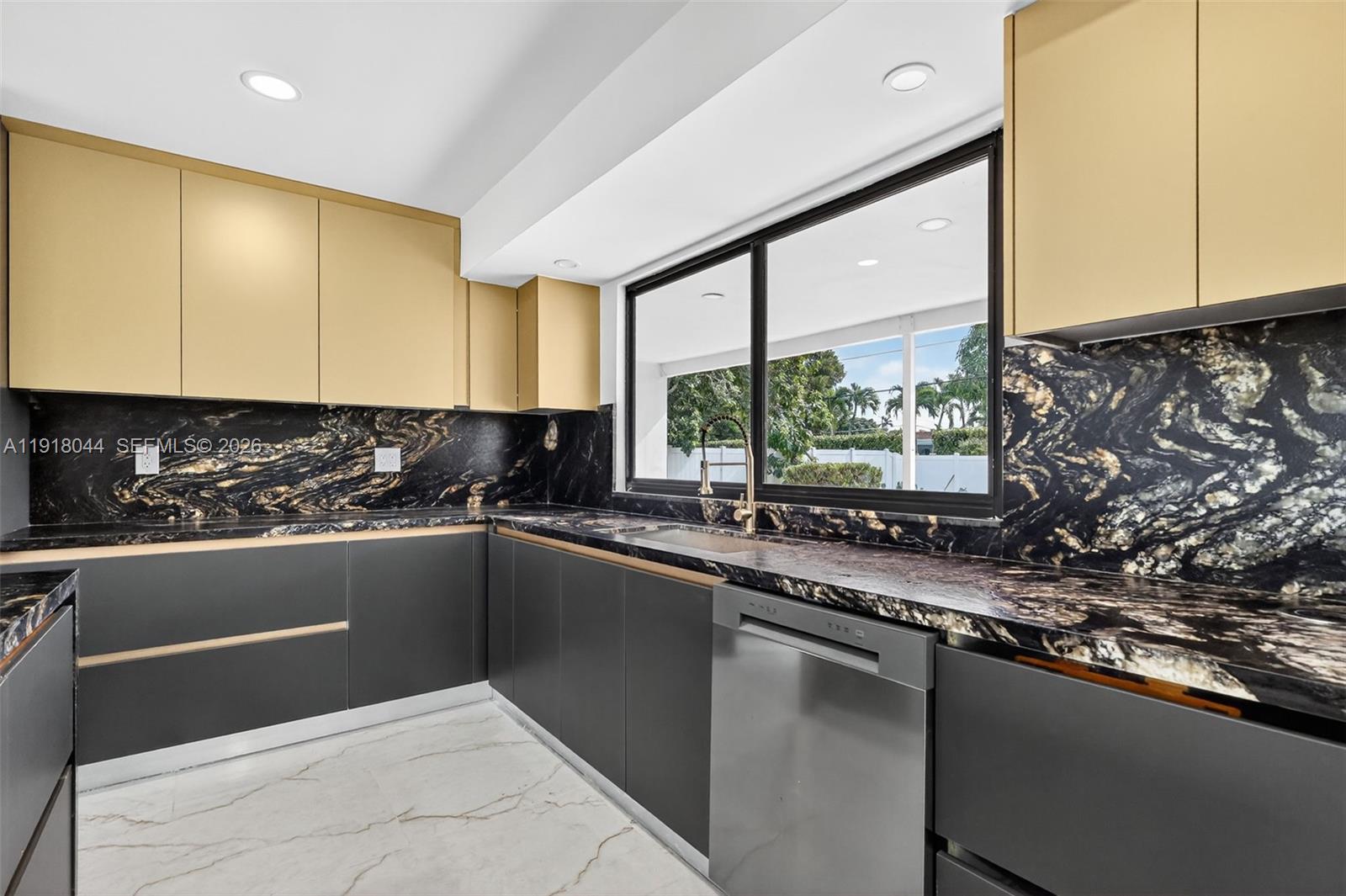 HOLLYWOOD HILLS - Residential