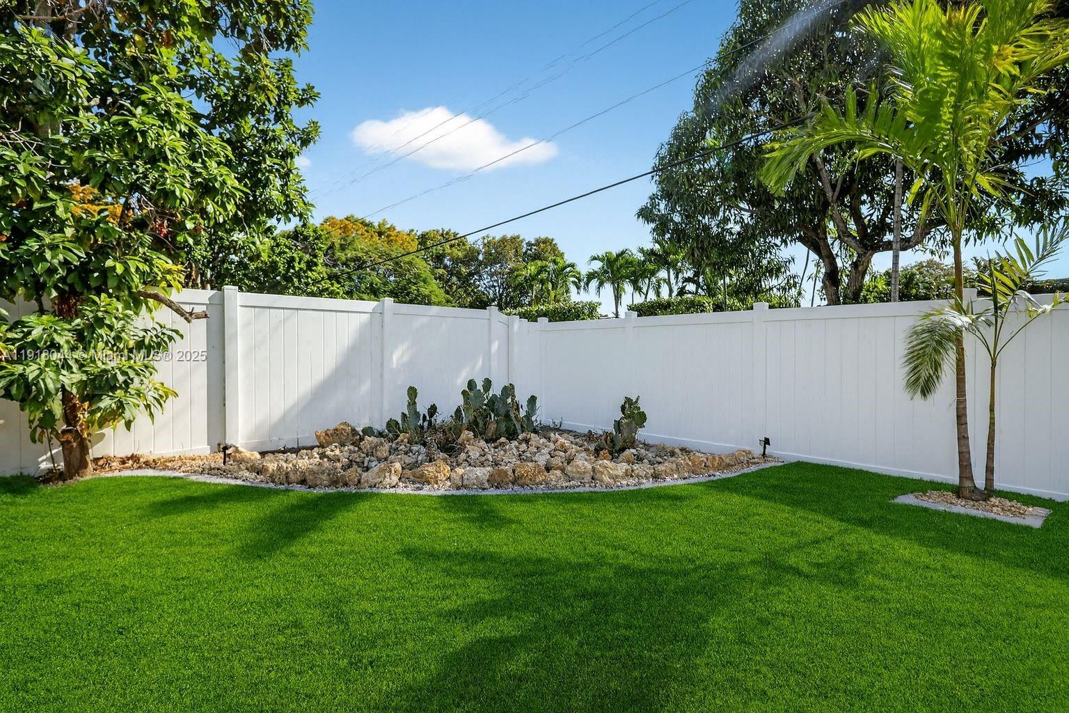 HOLLYWOOD HILLS - Residential
