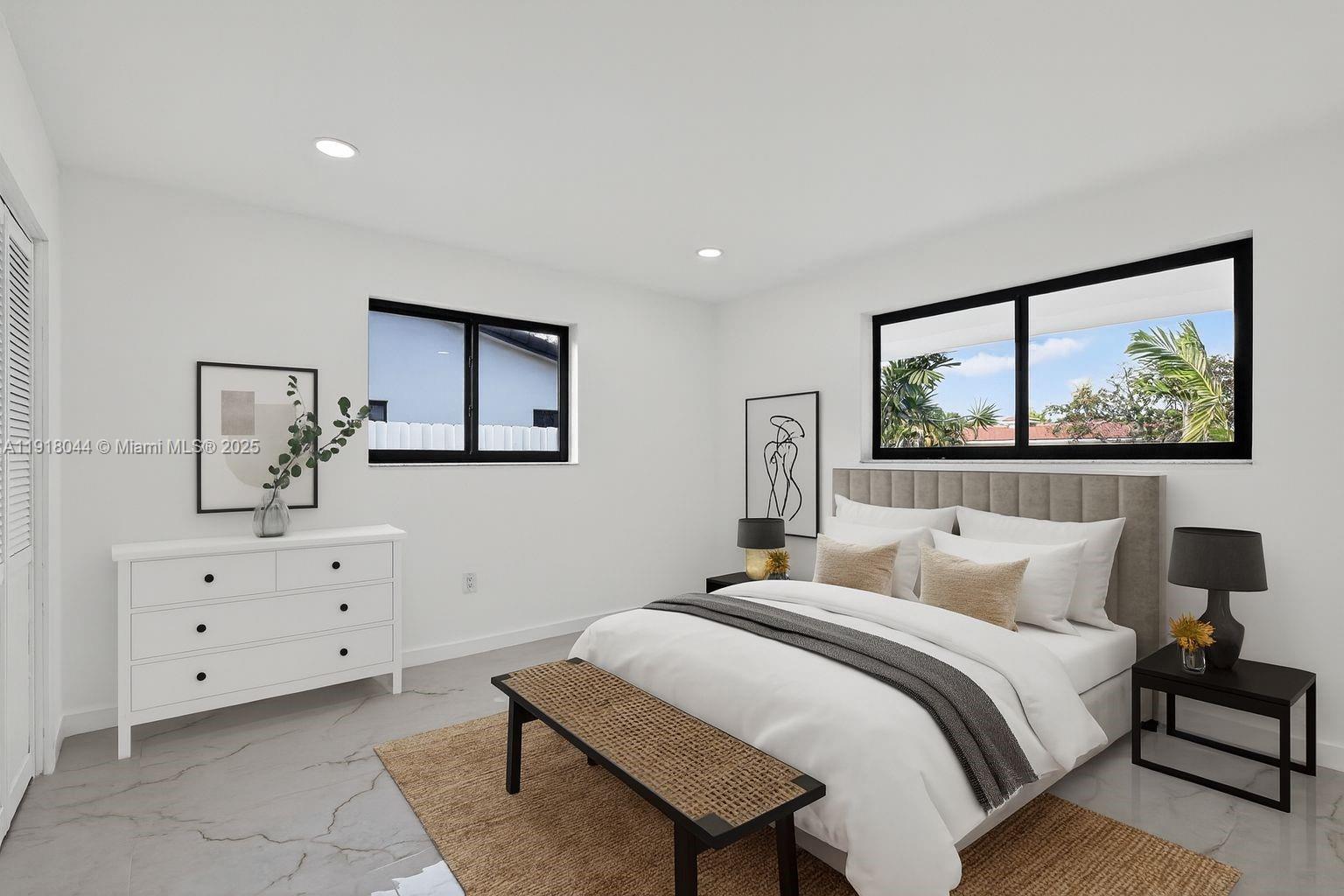 HOLLYWOOD HILLS - Residential