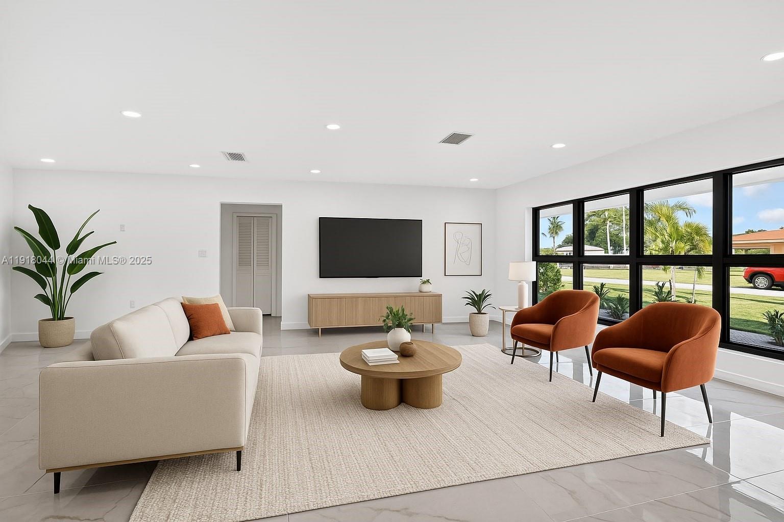 HOLLYWOOD HILLS - Residential