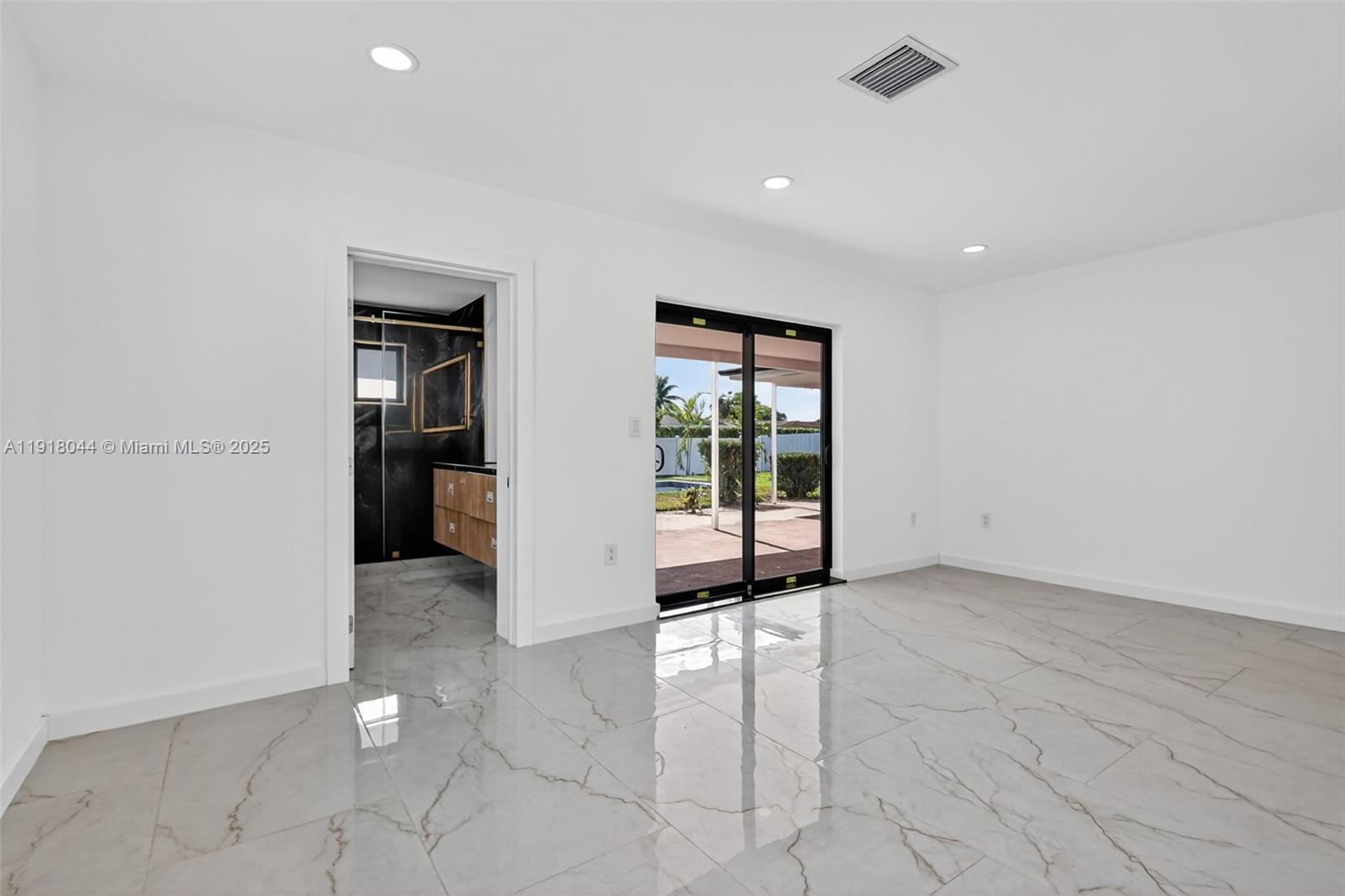 HOLLYWOOD HILLS - Residential