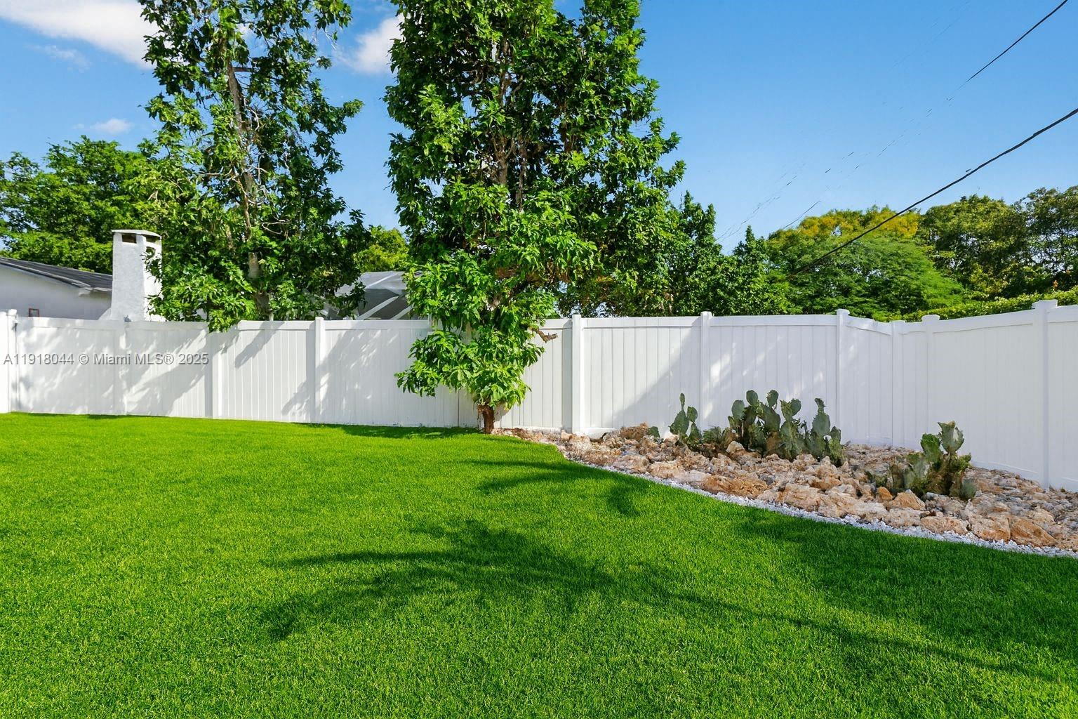 HOLLYWOOD HILLS - Residential