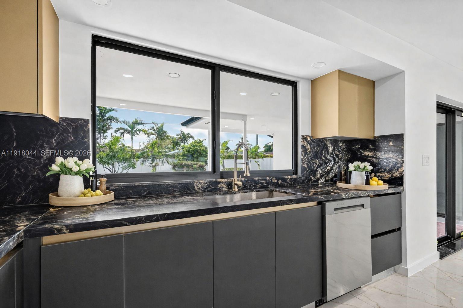 HOLLYWOOD HILLS - Residential