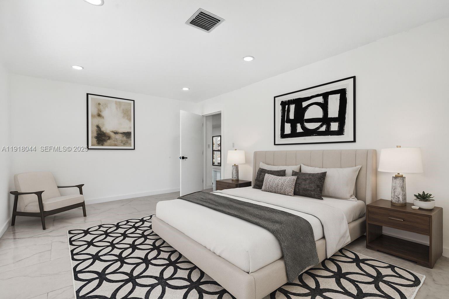 HOLLYWOOD HILLS - Residential