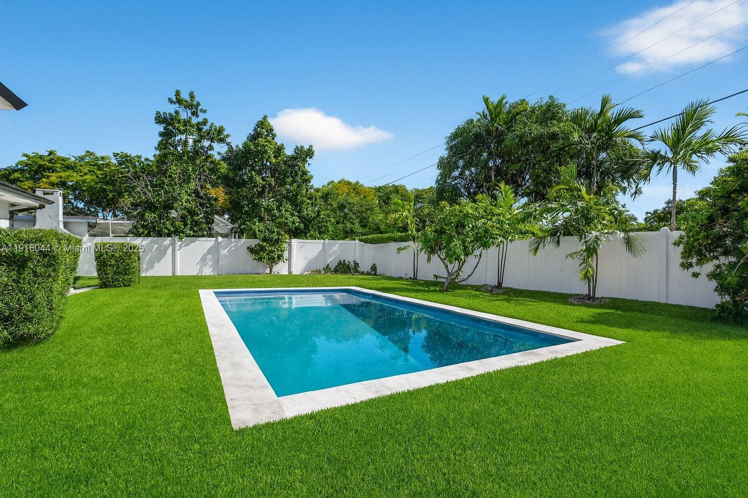 HOLLYWOOD HILLS - Residential