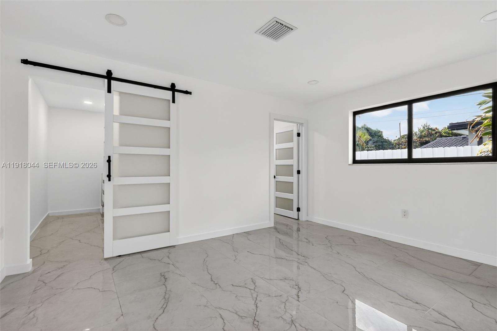 HOLLYWOOD HILLS - Residential