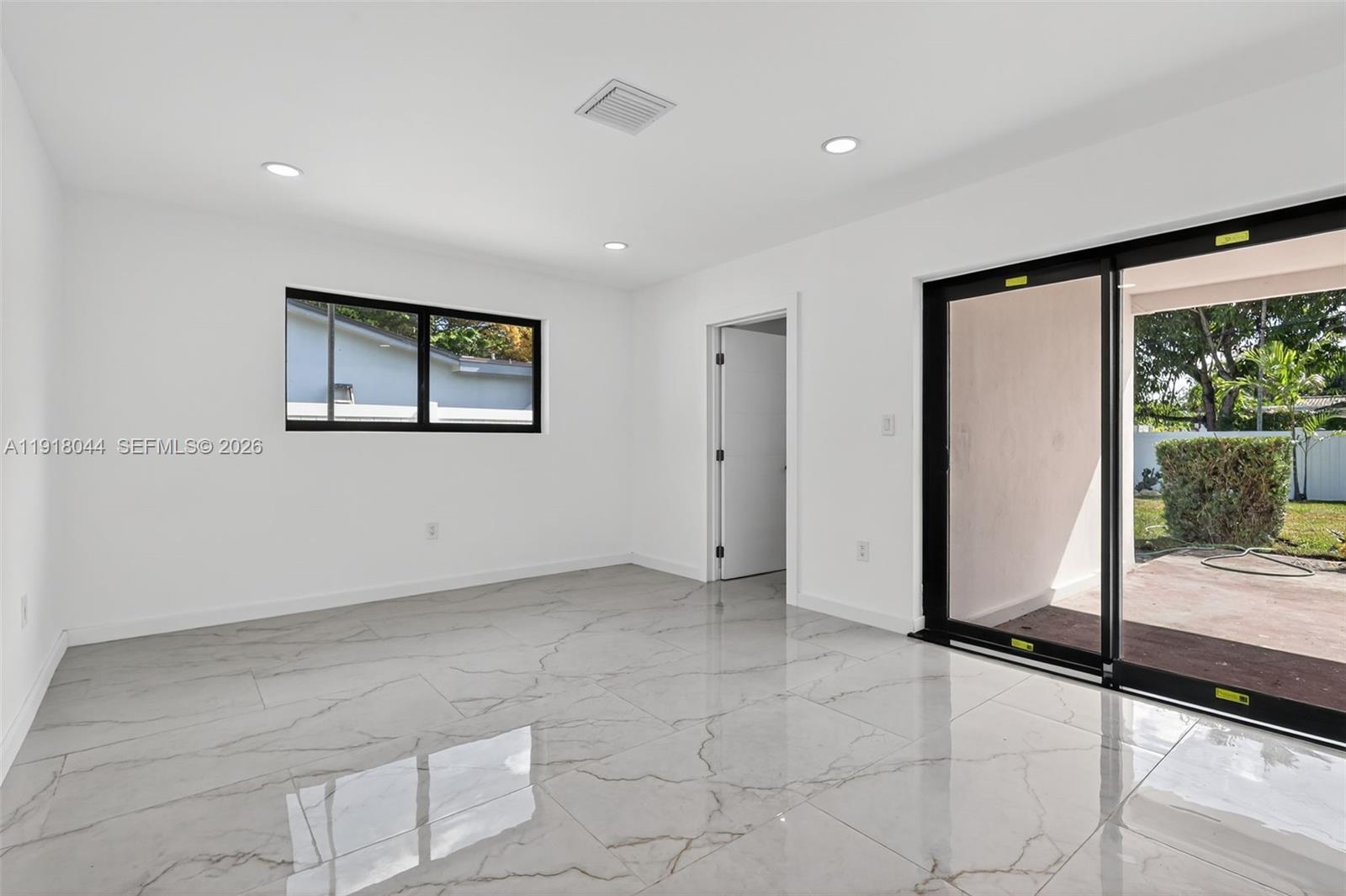 HOLLYWOOD HILLS - Residential