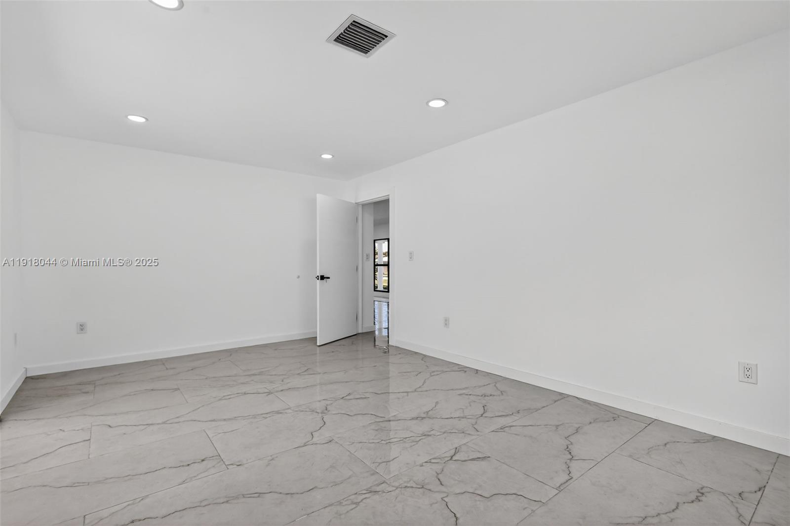 HOLLYWOOD HILLS - Residential