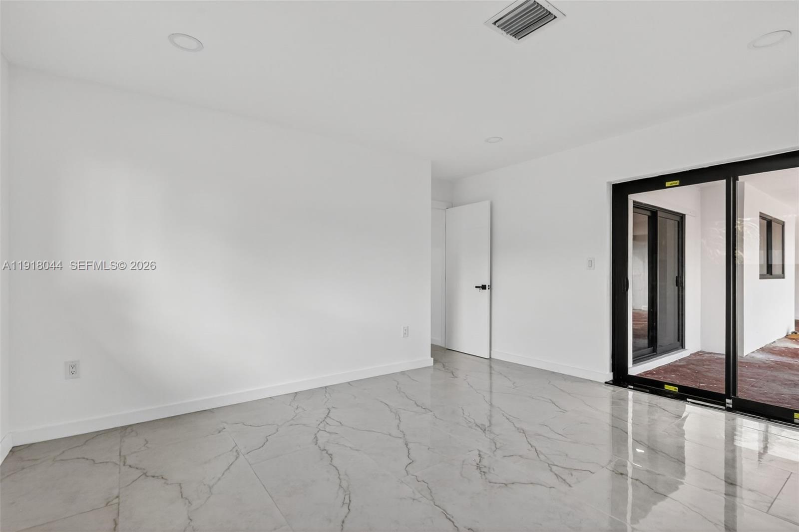 HOLLYWOOD HILLS - Residential