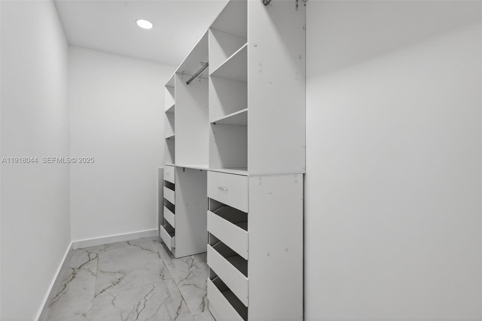 HOLLYWOOD HILLS - Residential