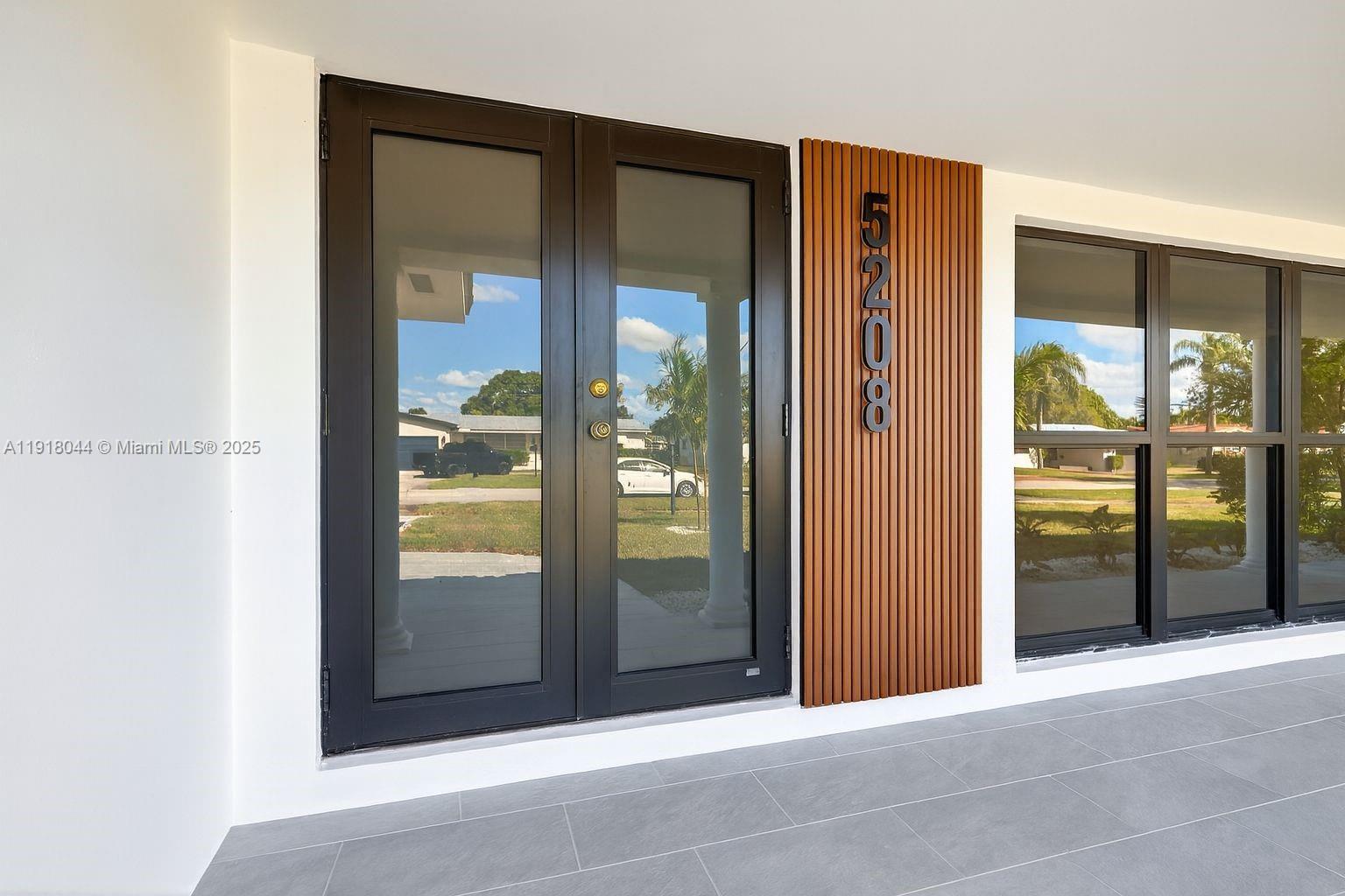 HOLLYWOOD HILLS - Residential