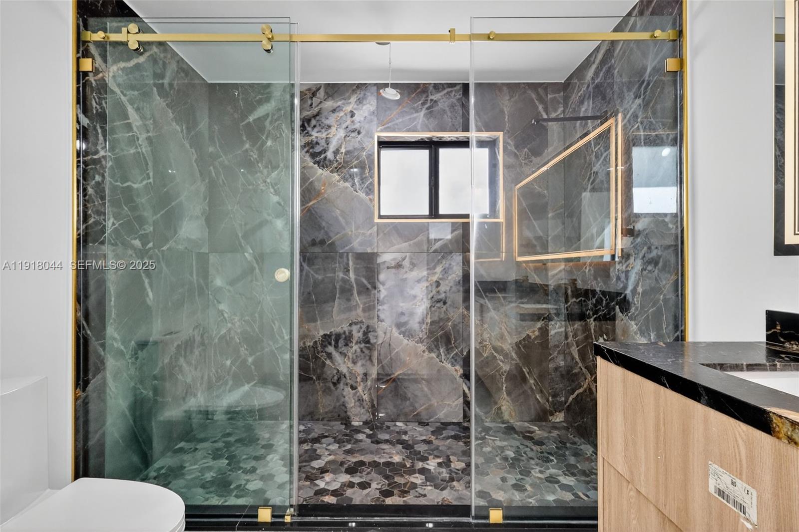 HOLLYWOOD HILLS - Residential