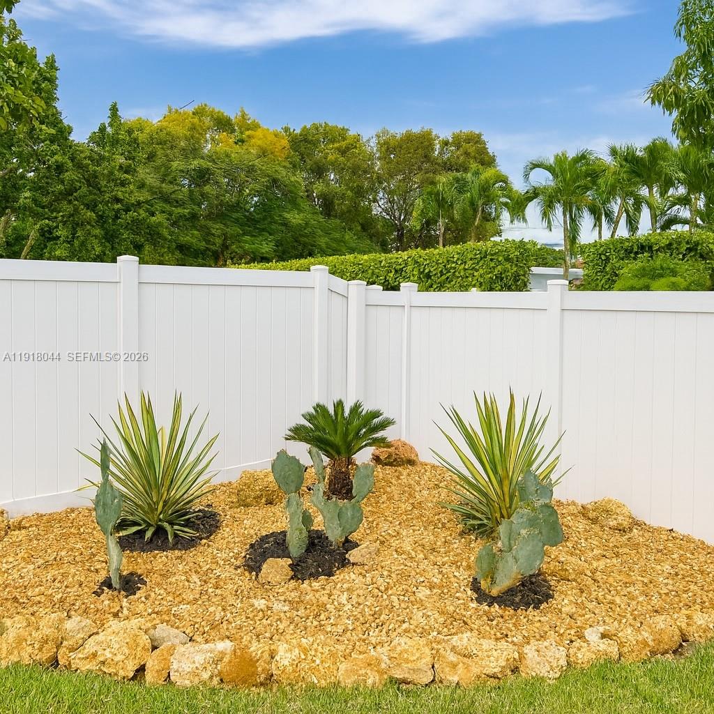 HOLLYWOOD HILLS - Residential