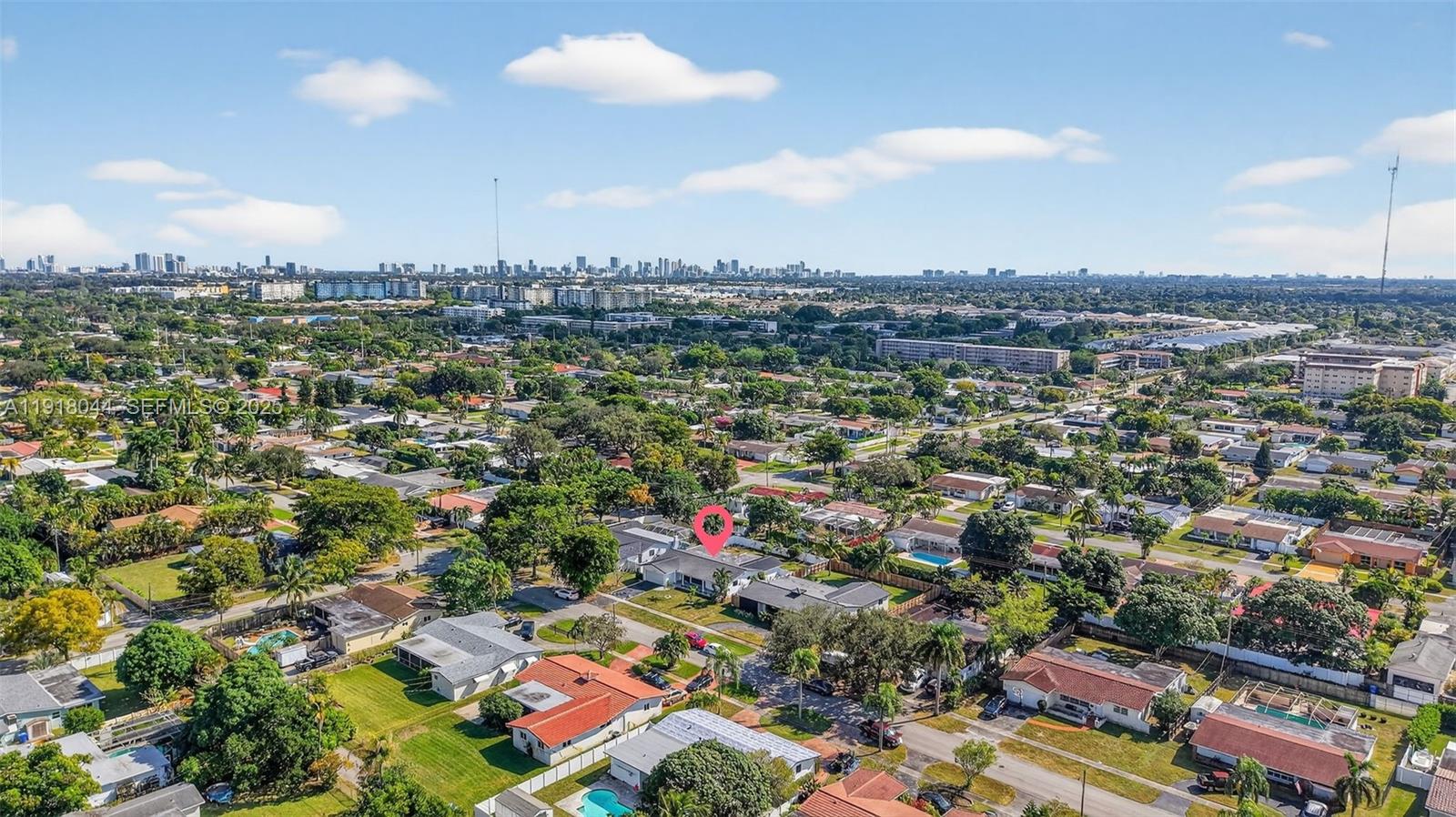 HOLLYWOOD HILLS - Residential