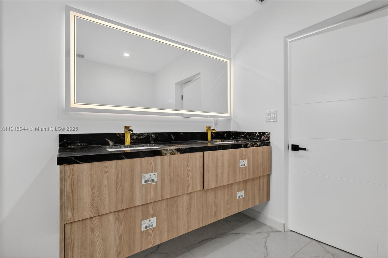 HOLLYWOOD HILLS - Residential