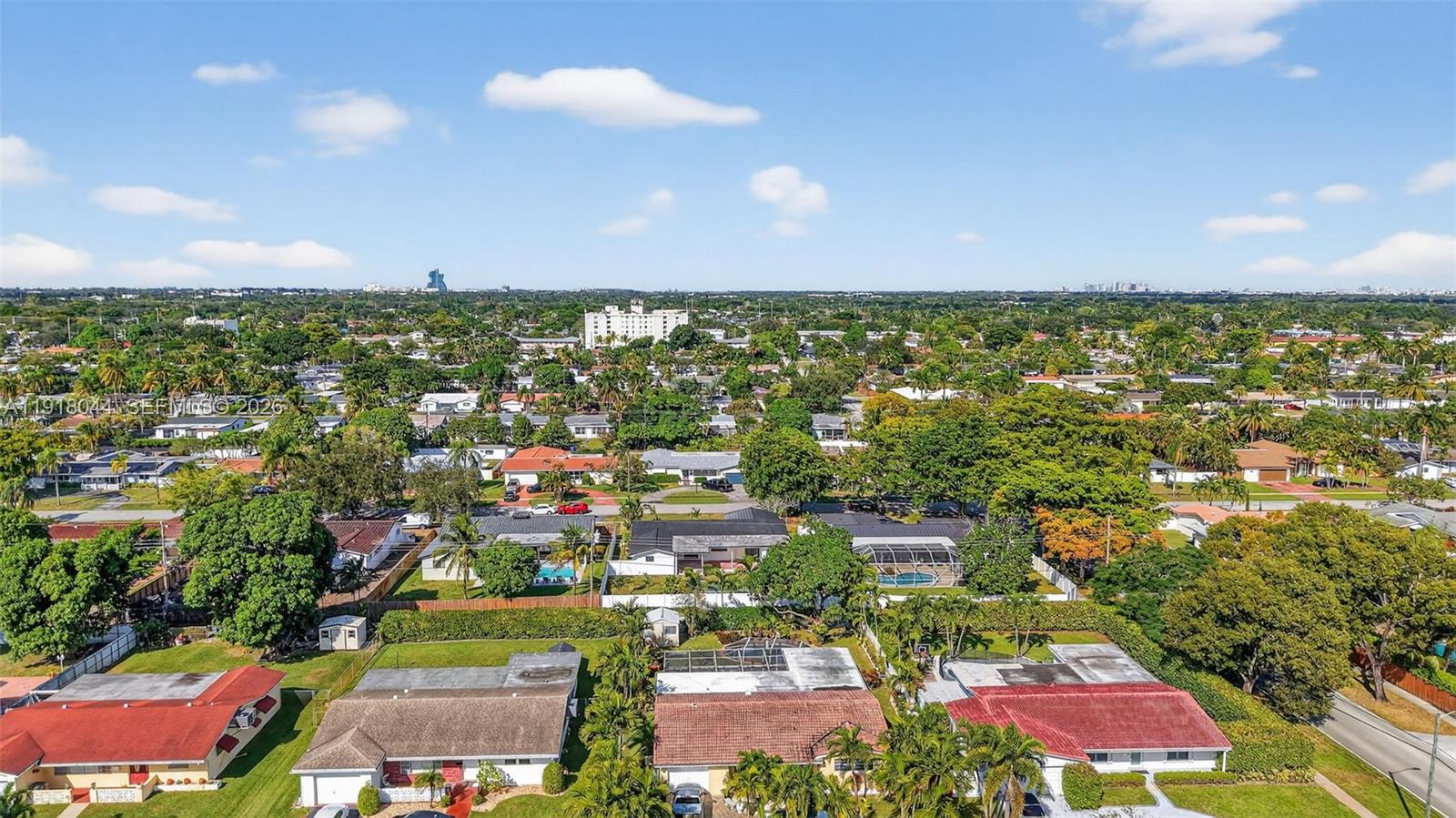 HOLLYWOOD HILLS - Residential