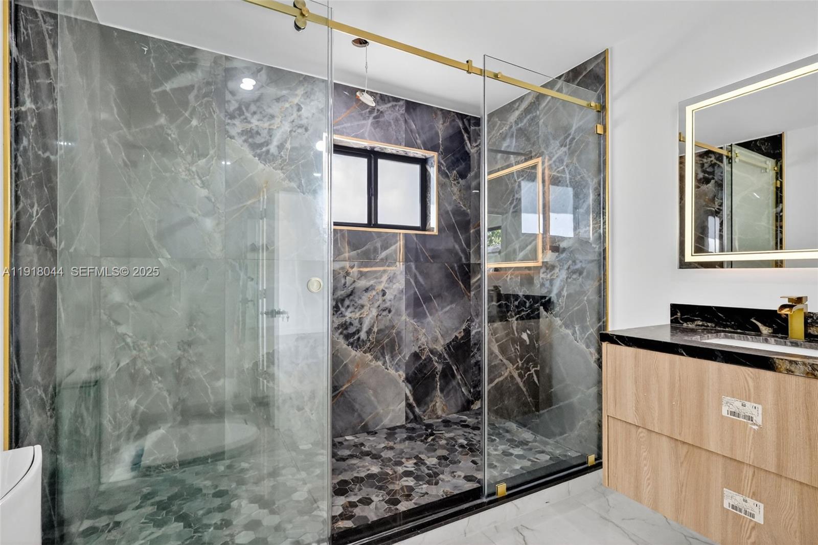 HOLLYWOOD HILLS - Residential