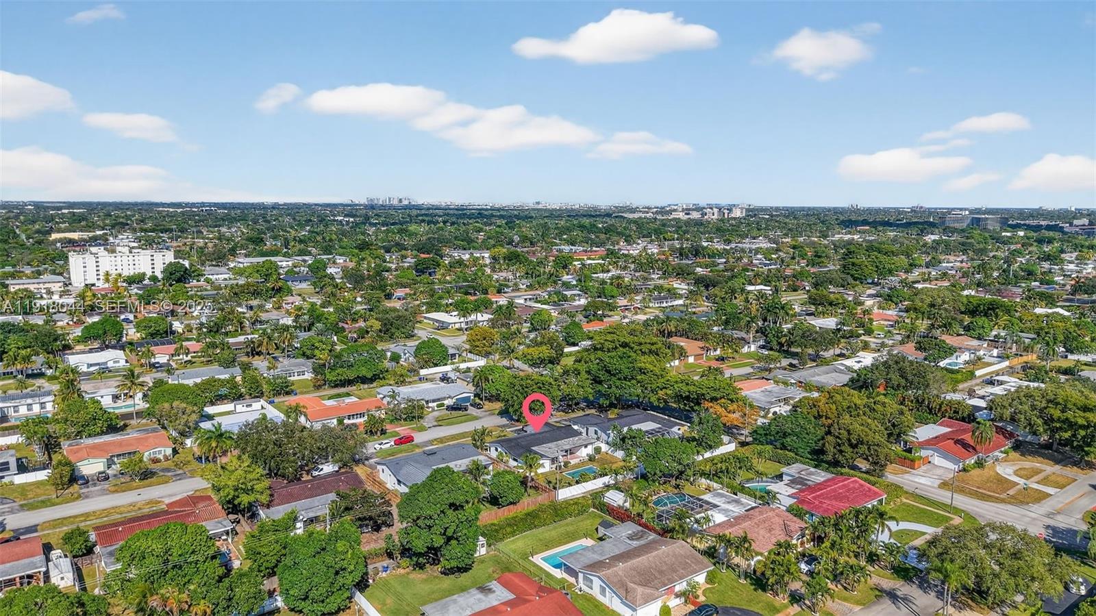 HOLLYWOOD HILLS - Residential