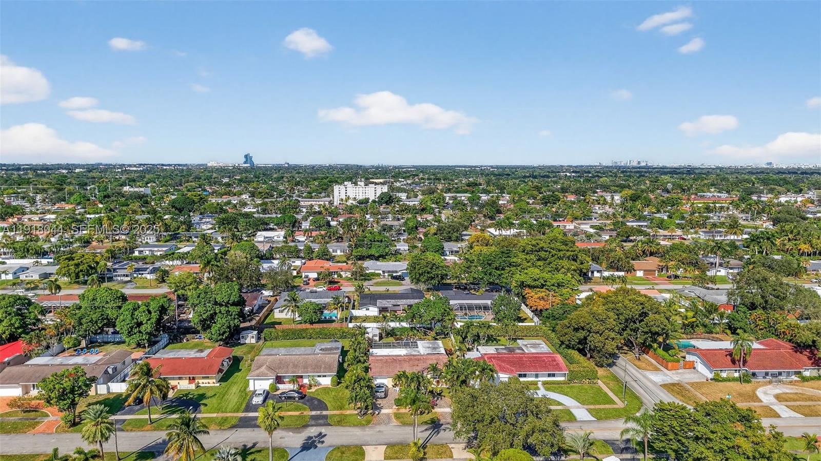 HOLLYWOOD HILLS - Residential
