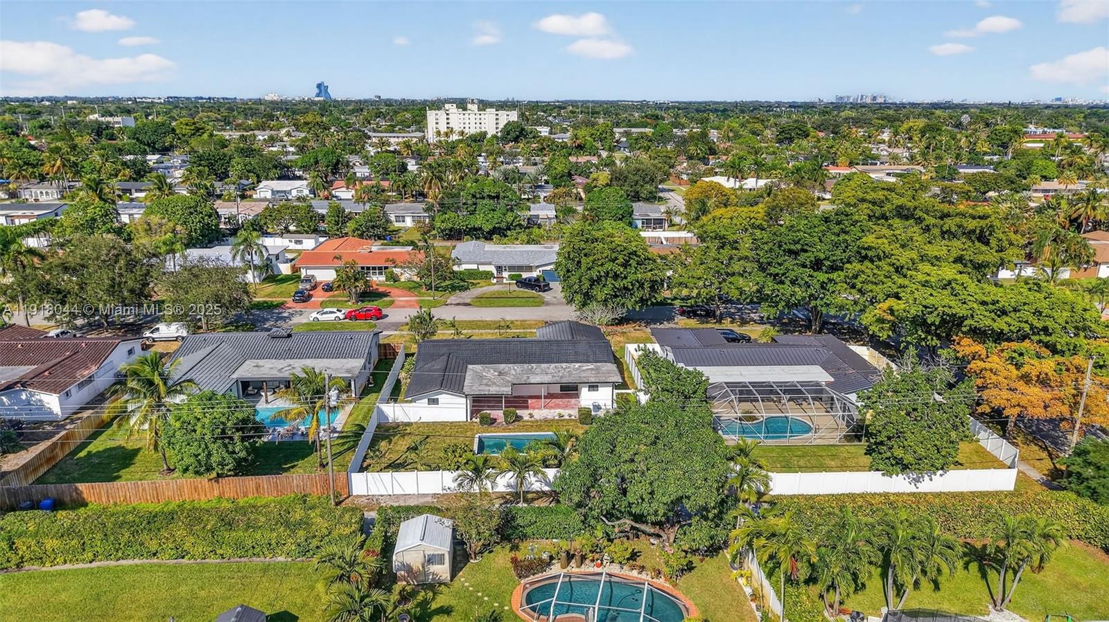 HOLLYWOOD HILLS - Residential