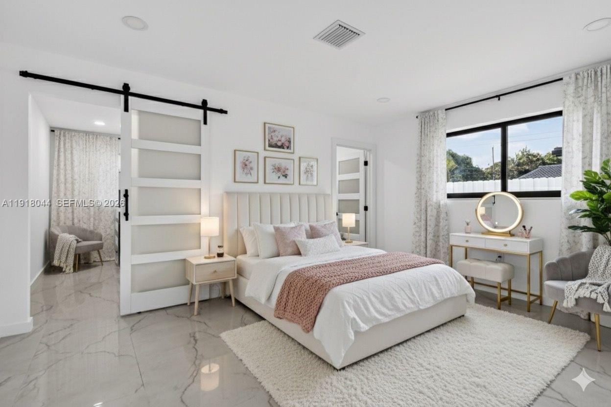 HOLLYWOOD HILLS - Residential