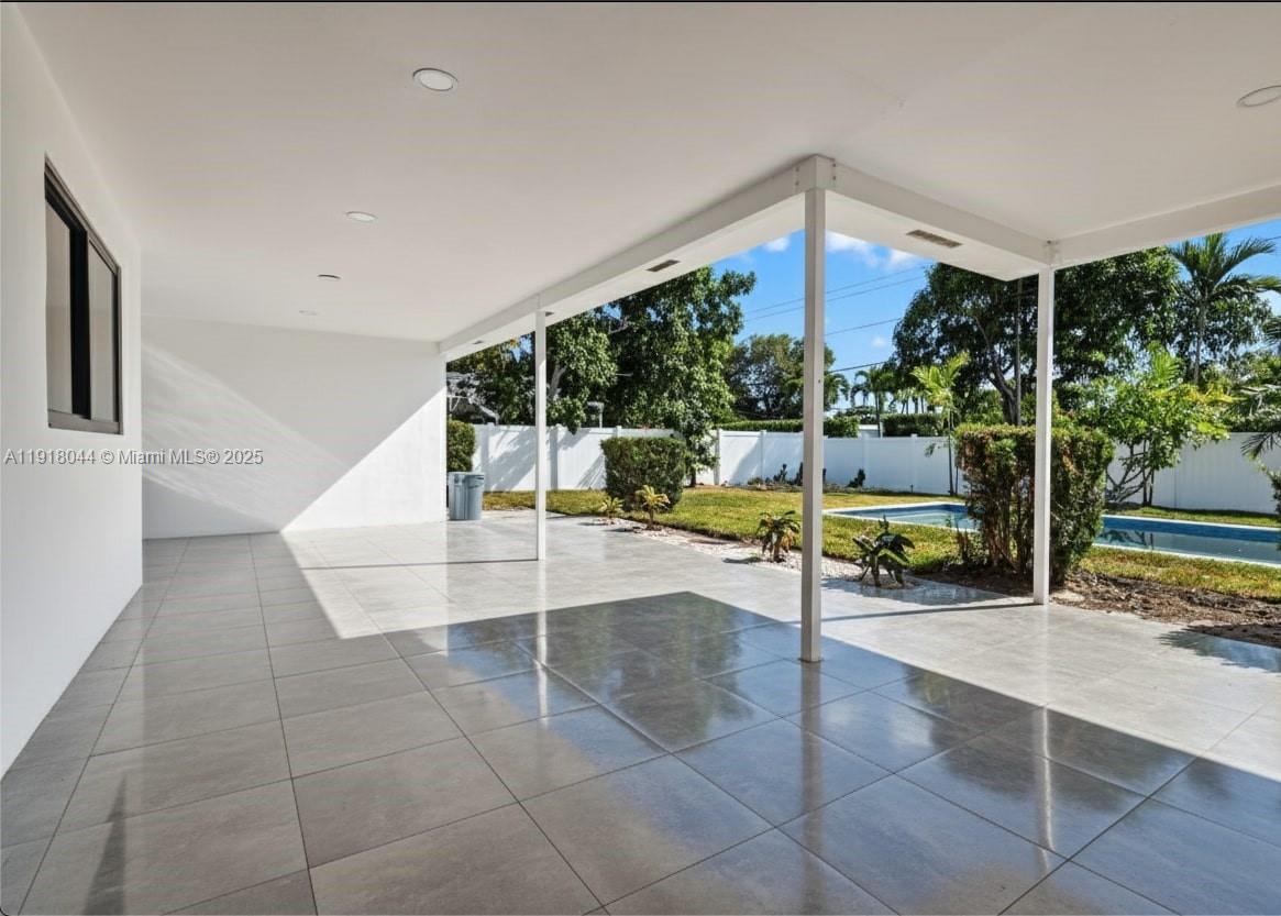 HOLLYWOOD HILLS - Residential