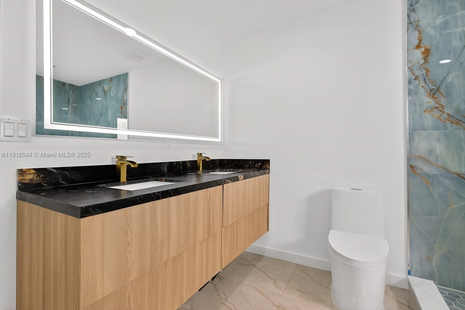 HOLLYWOOD HILLS - Residential