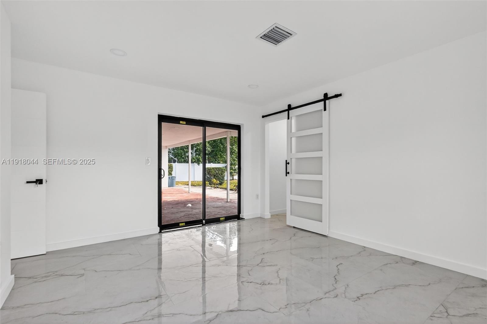 HOLLYWOOD HILLS - Residential