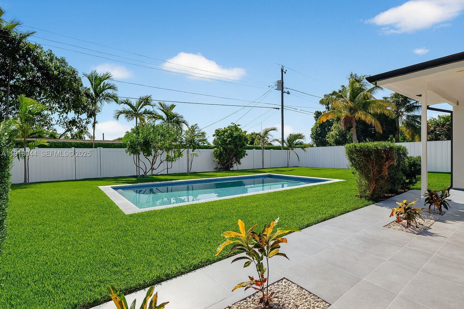 HOLLYWOOD HILLS - Residential