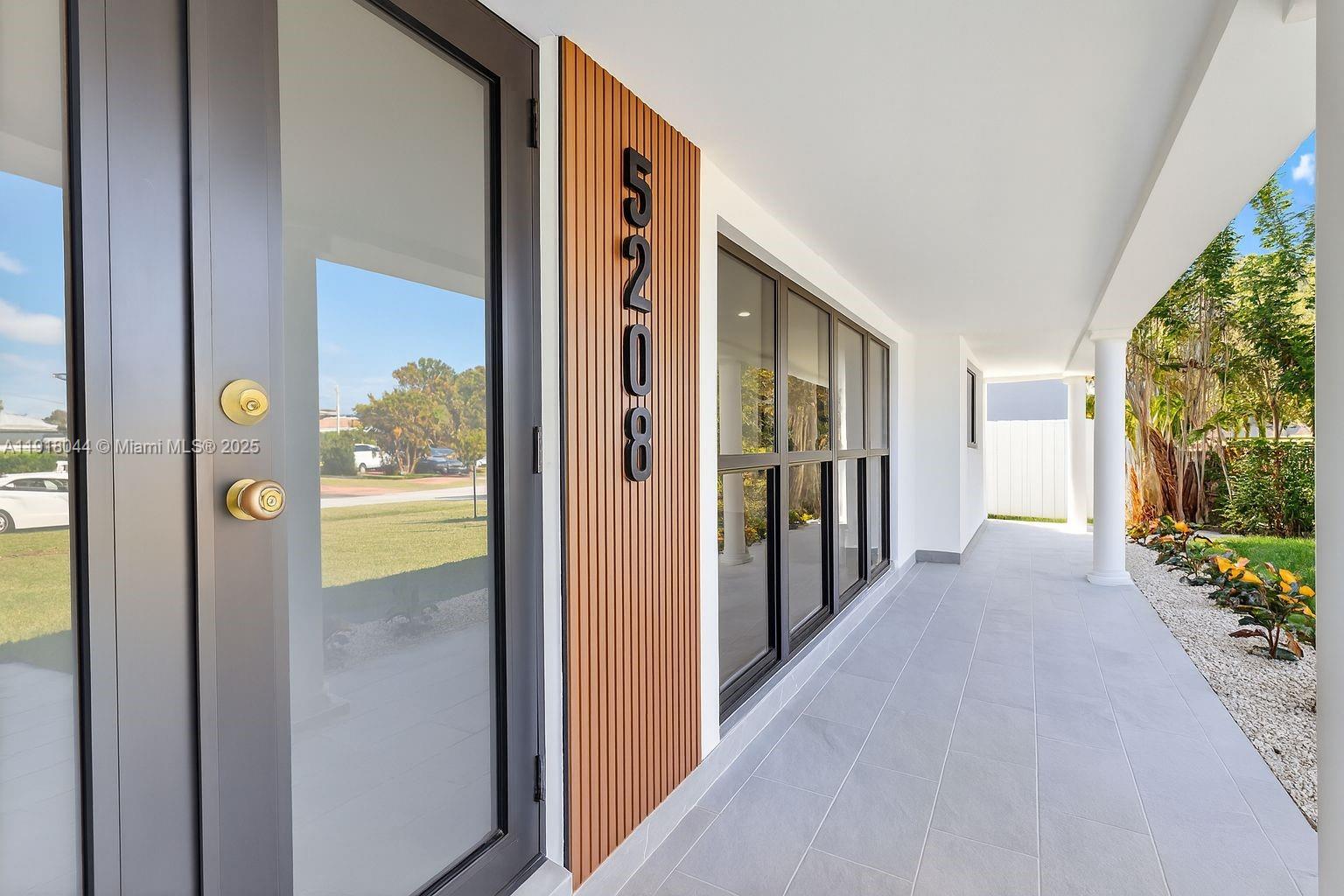 HOLLYWOOD HILLS - Residential