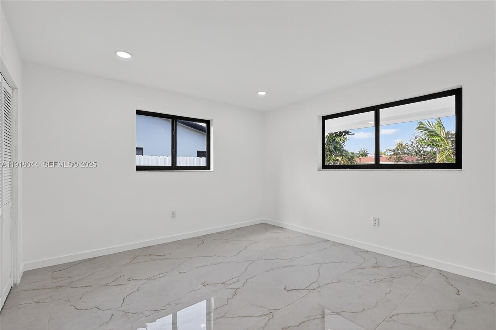 HOLLYWOOD HILLS - Residential