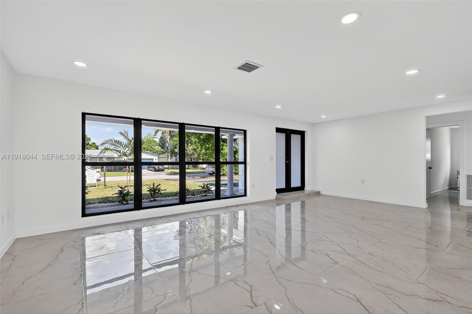 HOLLYWOOD HILLS - Residential