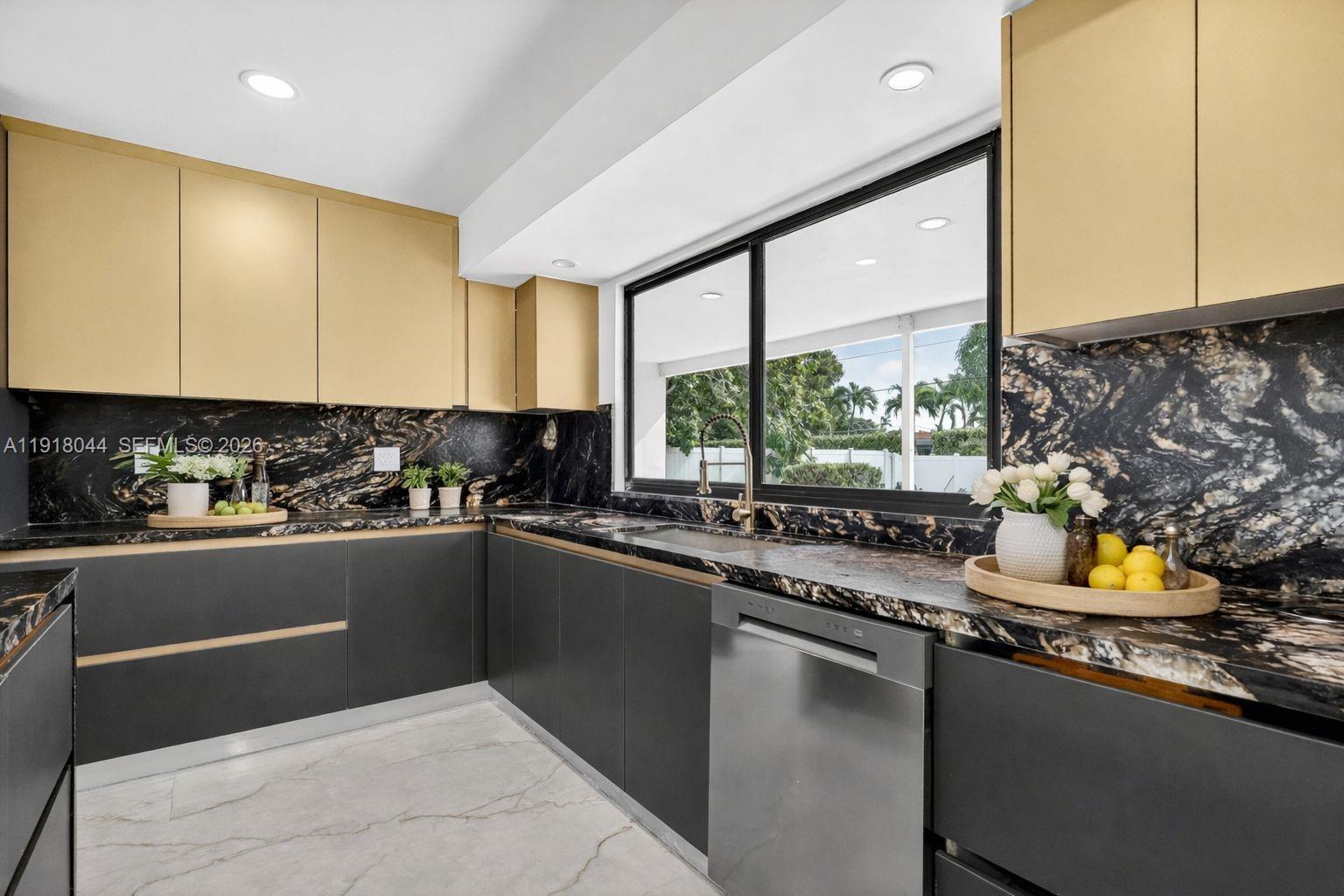 HOLLYWOOD HILLS - Residential