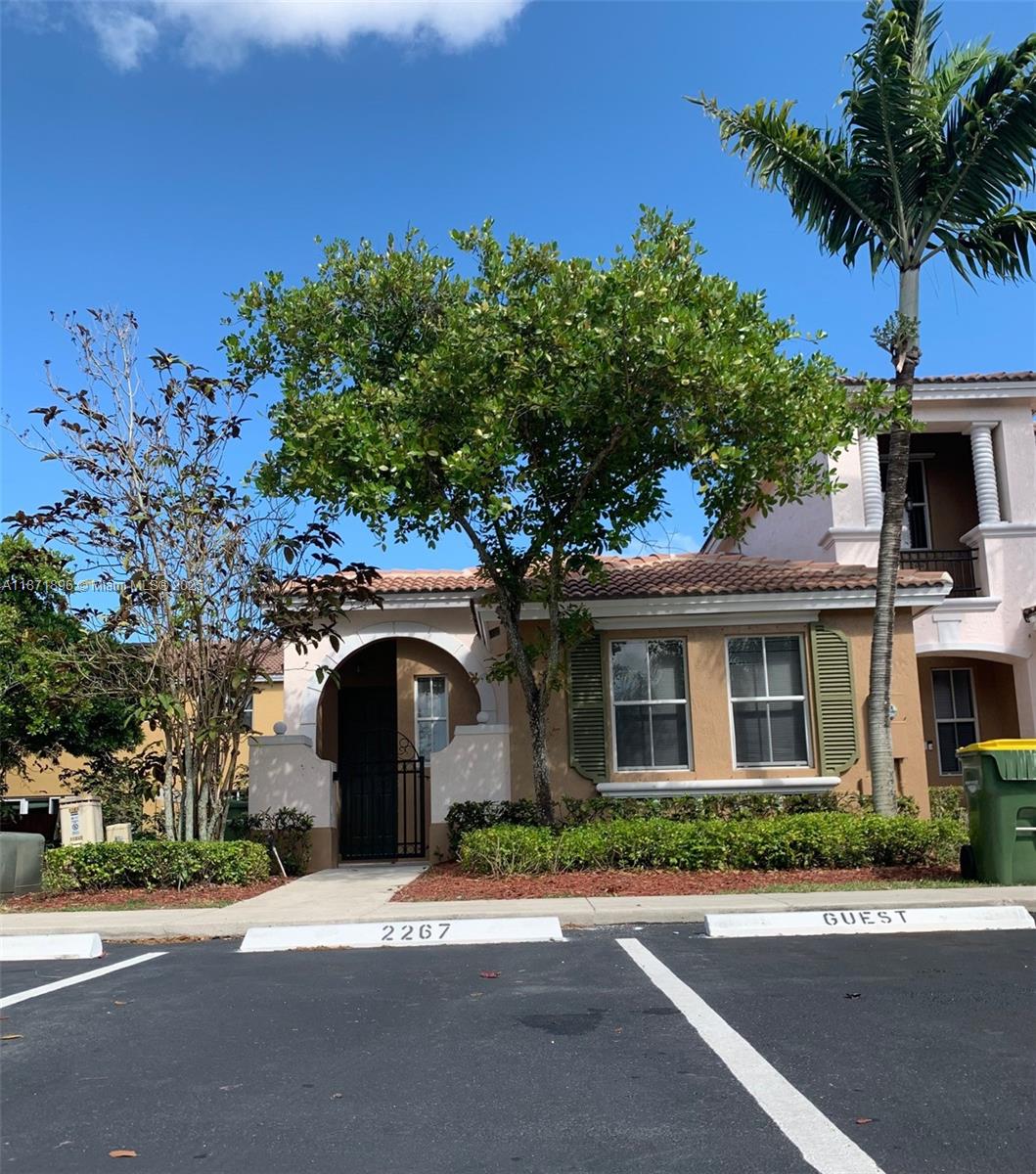 COZY 2BR/2BA CORNER TOWNHOUSE IN MARBELLA COVE. FRESHLY PAINTED. SPLIT FLOOR PLAN. TILE IN LIVING AREA. NEW LAMINATE. WASHER AND DRYER INSIDE UNIT. GATED COMMUNITY WITH CLUBHOUSE. NEAR SHOPS AND RESTAURANTS. EASY TO SHOW!