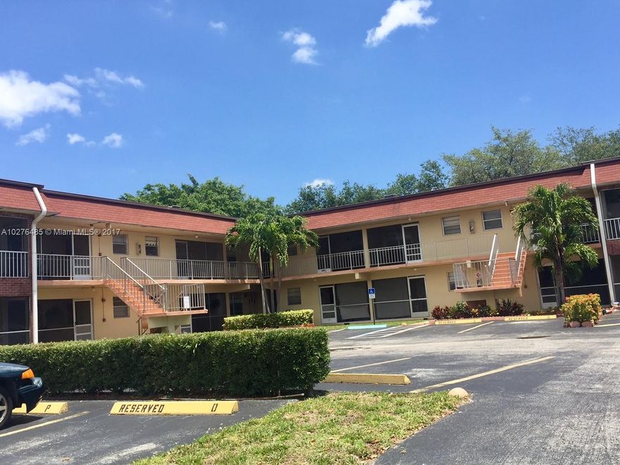 LOCATION!, LOCATION!!! PERFECT FOR INVESTORS NO RESTRICTIONS. 1/11/2 CONDO, UPGRADED AND LOW MAINTENANCE. WONT LAST!!!!!