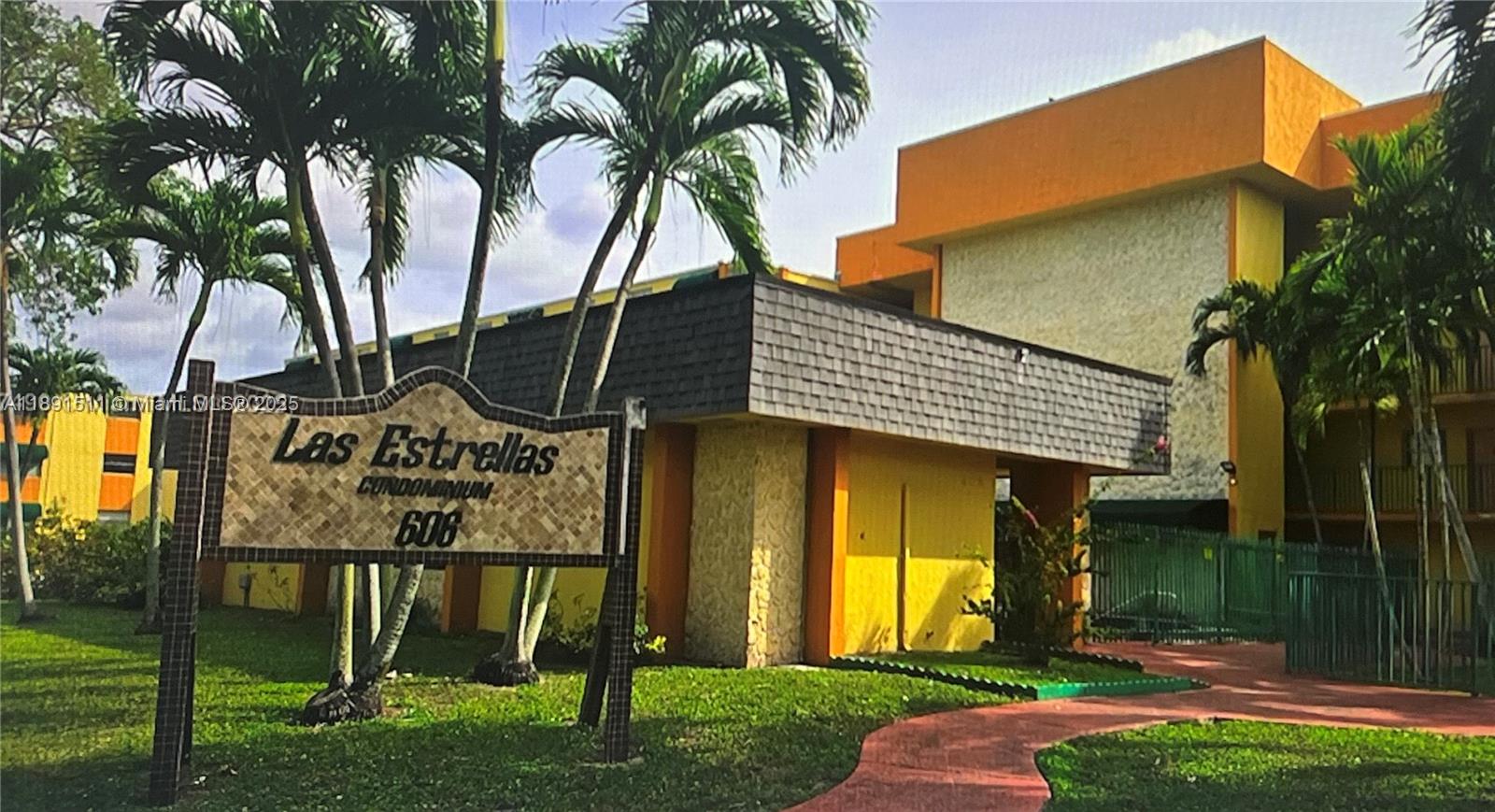 COZY APT ON THE 3rd FLOOR IN AN SMALL BUILDING . REMODELED KITCHEN AND BATHROOM , LAUNDRY FACILITIES. LOCATED IN A QUIET STREET , CLOSE TO EVERYTHING, GREAT LOCATION IN WEST HIALEAH, VERY CLOSE TO MIAMI LAKES. 2 PARKING SPACE. CALL TODAY