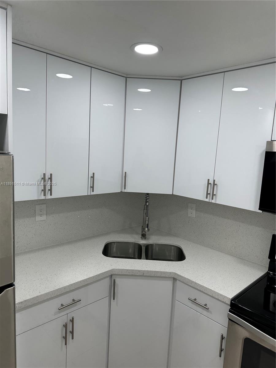 LAS ESTRELLAS CONDO - Residential Lease