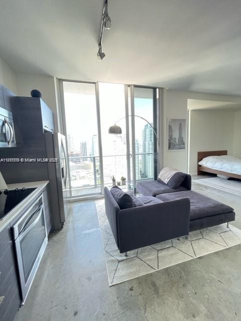 151 SE 1st St PH06