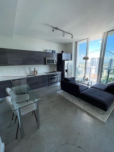 Beautiful 1 bedroom loft style unit, nicely decorated. Bright and well distributed floorplan. Great location.