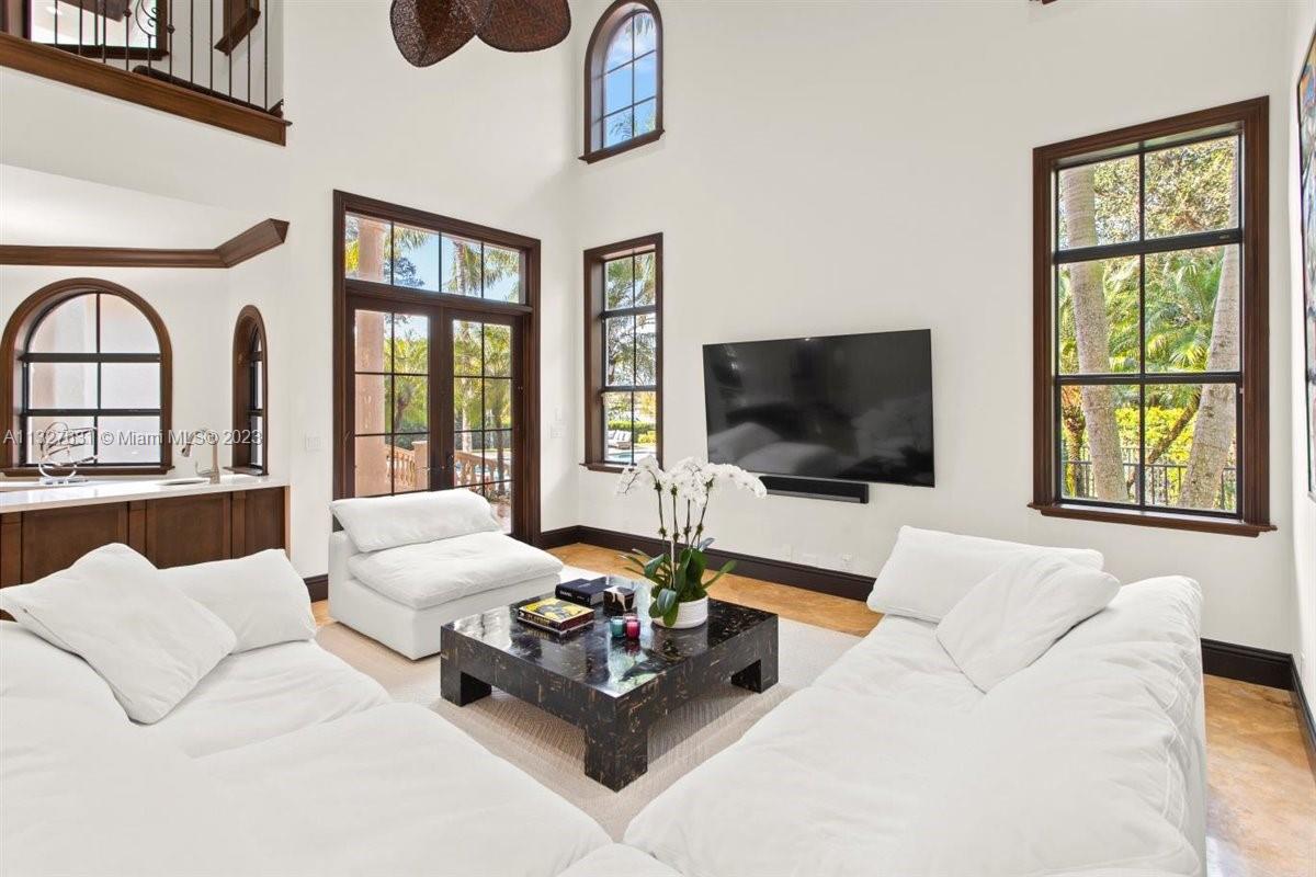 VISTA DEL LAGO - Residential