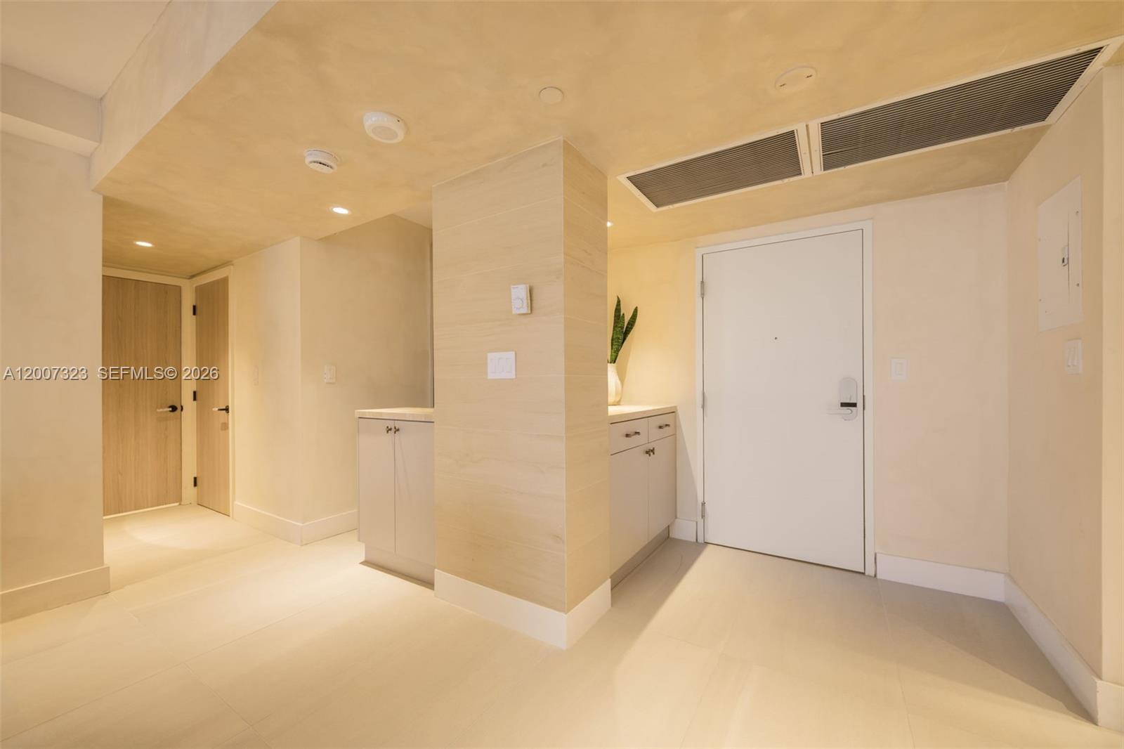 2301 Collins Ave 526