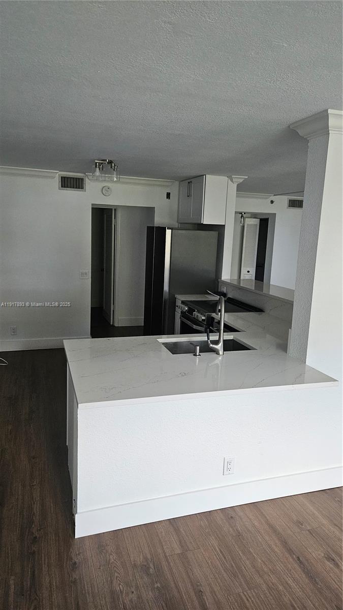 LAKE EMERALD CONDOMINIUM - Residential Lease