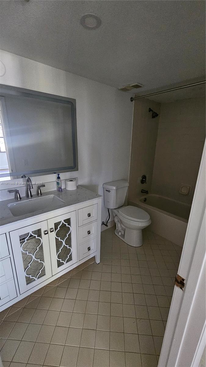 LAKE EMERALD CONDOMINIUM - Residential Lease