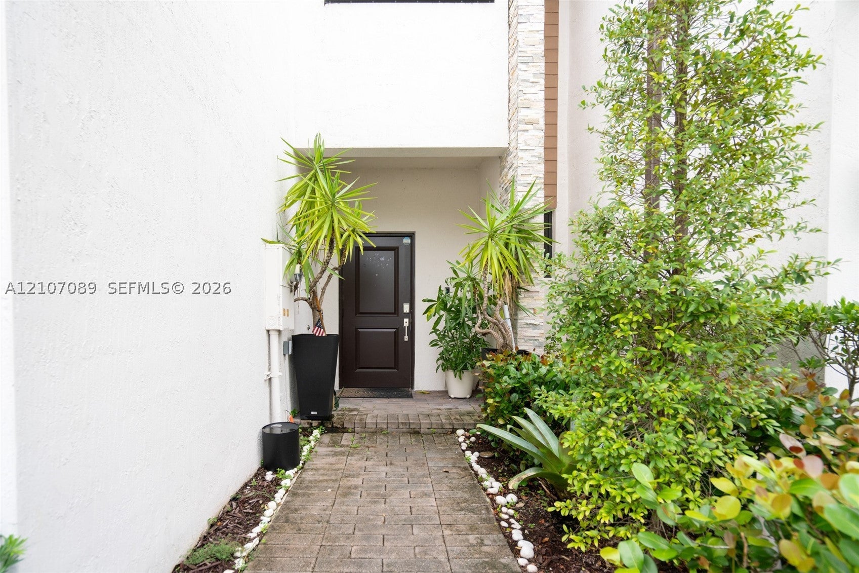 530 NE 207th St, Miami FL 33179