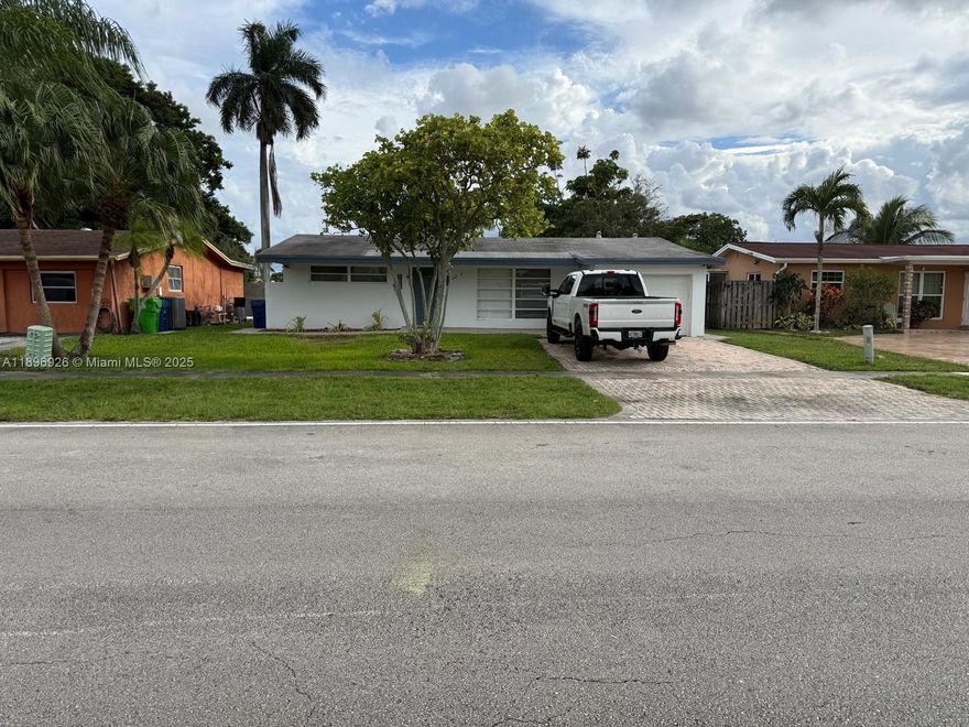 Beautiful single-family home centrally located near highways, shopping & dining. Features a bright open layout, modern kitchen with white shaker cabinets & granite counters, wood-look tile floors, newer A/C (2019) with Nest thermostat, and custom blinds. Enjoy a large backyard with paver patio & canal view perfect for entertaining